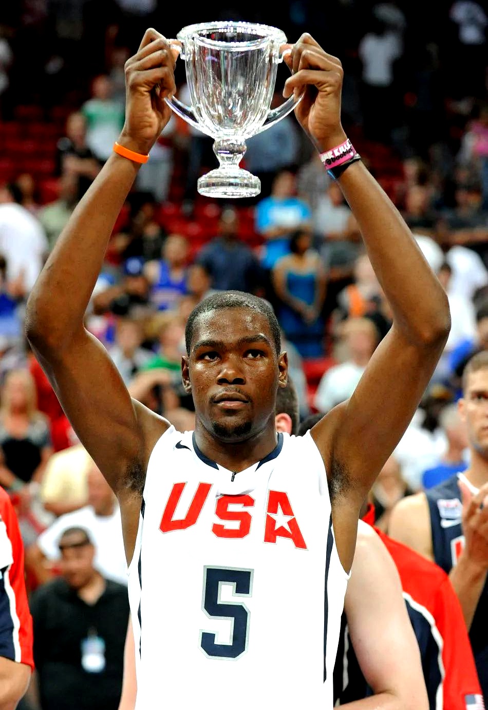 青岛队险胜火箭，杜兰特惊艳四座