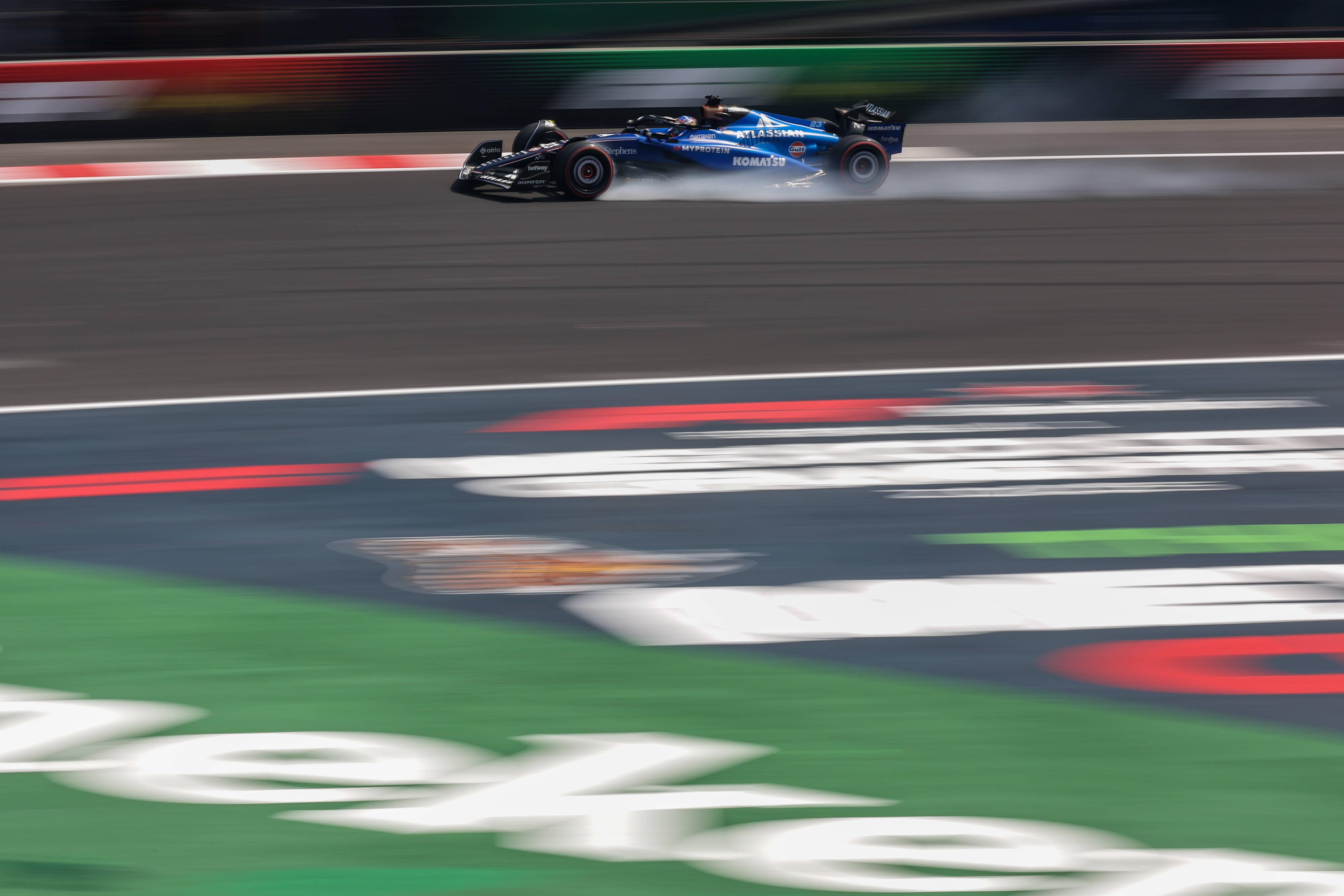 索伯车队横扫红牛车队,塞恩斯关键制胜 索伯车队横扫红牛车队,塞恩斯关键制胜