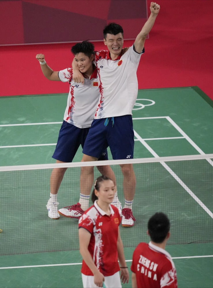 丹麦队完胜德国队，黄鸭组合点燃赛场