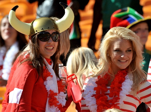 丹麦队完胜德国队，黄鸭组合点燃赛场