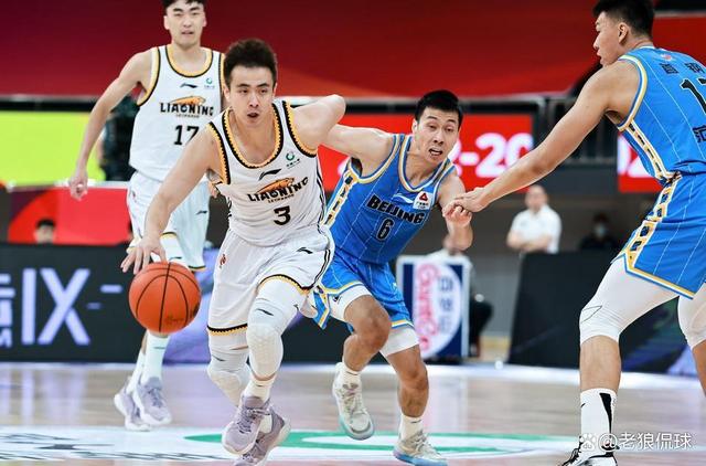 篮球比赛中一名前锋球员突破个人得分记录