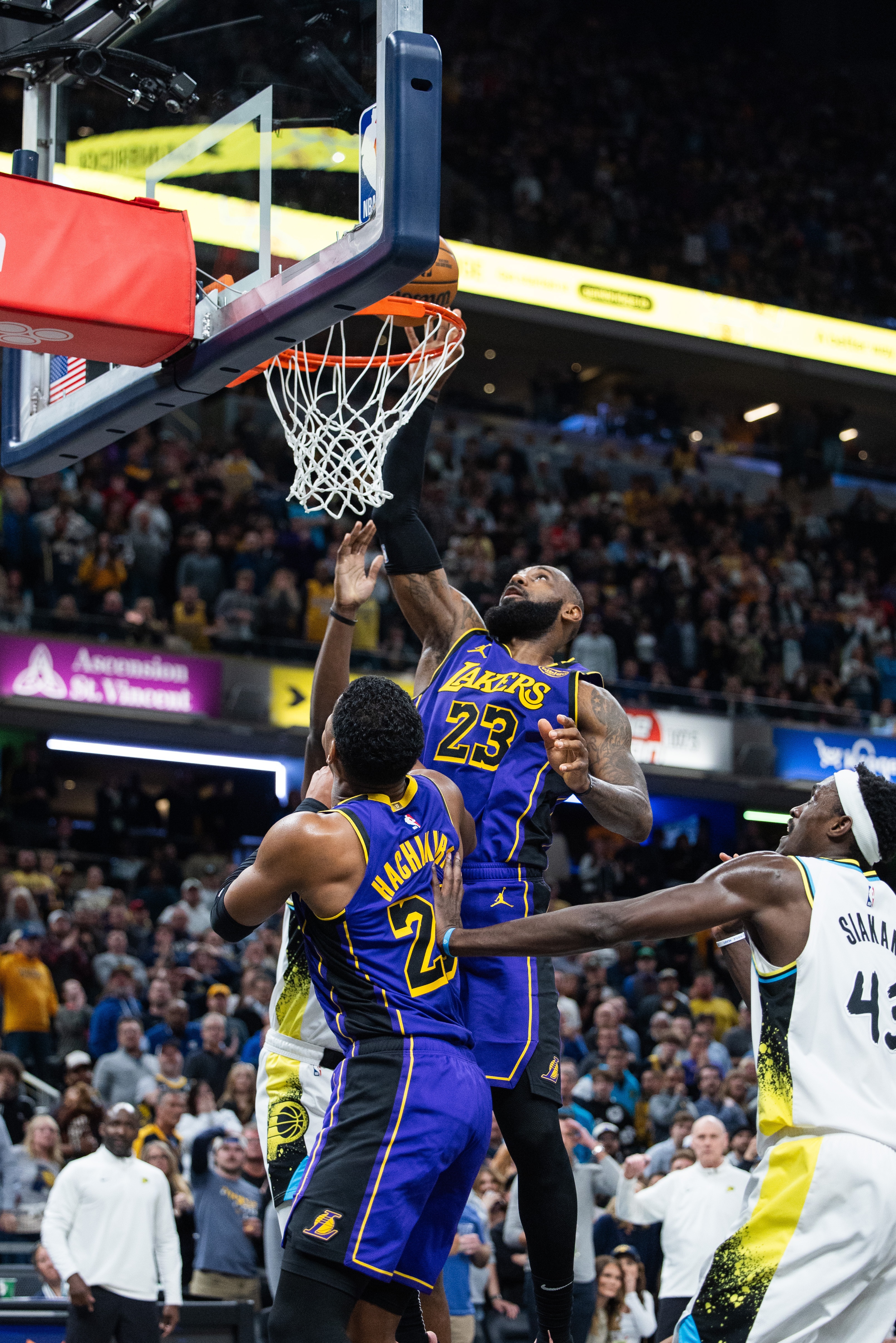 篮球比赛中一名球员成功完成绝杀