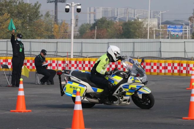 裁判员严格执行规则,保证比赛的公平 裁判员严格执行规则,保证比赛的公平