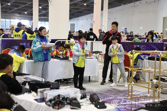 裁判员严格执行规则,保证比赛的公平 裁判员严格执行规则,保证比赛的公平