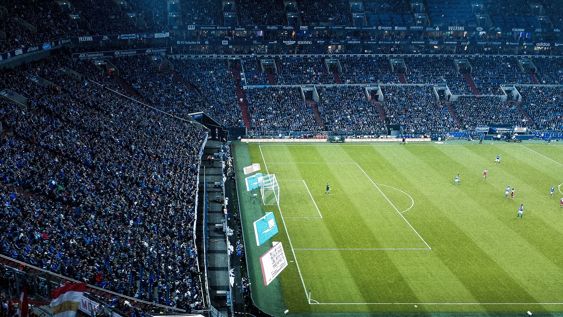 意甲焦点战?深圳队冲垮湖人?当体育标题穿越错位